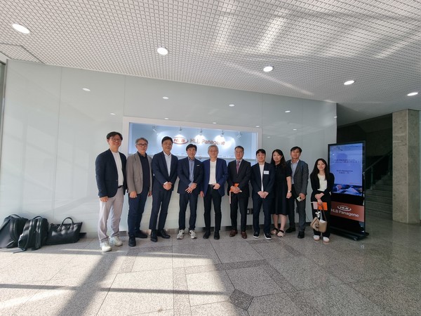 ACA의 핵심 임원들이 HLB파나진을 방문해 기념촬영을 하고 있다. 사진/HLB그룹