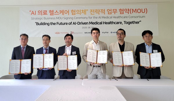 AI 의료 헬스케어 협의체 출범을 위한 업무 협약식 모습. (왼쪽부터)김광재 HLB글로벌 대표, 김동민 제이엘케이 대표, ACA 아즈마 아키히로 회장, 곽민철 메디아나·셀바스AI 대표, 윤승현 셀바스AI 사장, 이예하 뷰노 대표. 사진/HLB글로벌