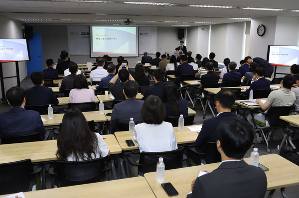 태광그룹이 25일 서울 광화문 흥국생명빌딩에서 주요 계열사 대표와 CP 담당 유관부서 직원들이 참석한 가운데 공정거래 실천 문화 확산을 위한 공정거래 자율준수 프로그램(compliance Program·CP) 인식 강화 교육을 진행했다. 사진/태광그룹