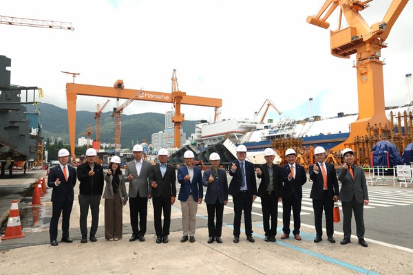 25일 한화오션 거제사업장을 방문한 태국 해군 대표단이 기념사진을 찍고 있다. 사진/한화오션