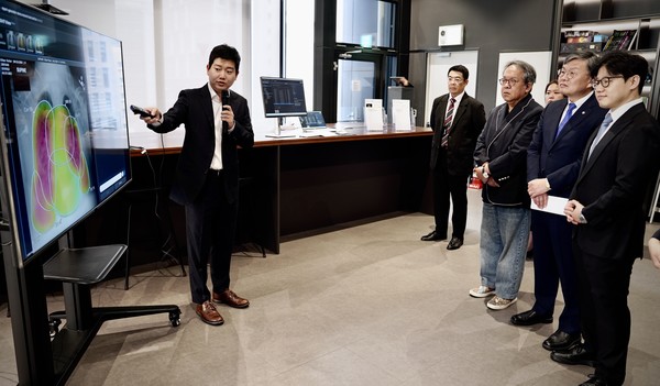 루닛 관계자가 27일 서울 강남구 루닛 본사에서 열린 '국회 AI 혁신기업 간담회'에서 (오른쪽 두번째)김윤 국회 보건복지위원회 의원과 (오른쪽 끝)서범석 루닛 대표, (오른쪽 세번째)카카오헬스케어 황희 대표 등 참석자들에게 '의료 특화 AI 파운데이션 모델'을 시연하고 있다. 사진/루닛