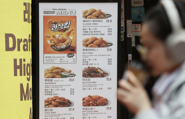 배달 가격을 메장 가격보다 더 비싸게 받는 외식 업체가 늘어 치킨과 햄버거 등 외식물가가 뛰었다. 사진/연합뉴스