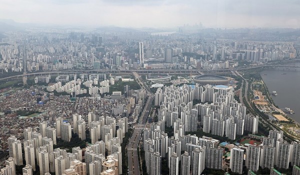 금융위원회는 3일 권대영 사무처장 주재로 '가계부채 점검회의'를 열고 가계부채 관리 강화 이행 상황과 불법·이상거래 점검 방안을 논의했다. 사진/연합뉴스