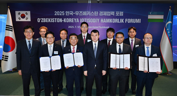 K-에너지 공동진출 협력 양해각서를 체결하고 기념사진을 촬영(사진 1열 왼쪽부터 원도연 주우즈벡 한국대사, 한국동서발전 권명호 사장, 김두겸 울산시장, 호자예프 우즈베키스탄 부총리, 우즈베키스탄 에너지부 차관, 우즈베키스탄 경제협회 회장, 2열 왼쪽측부터 삼성물산, LS일렉트릭, LG에너지솔루션, 현대엔지니어링, 두산에너빌리티 관계자). 사진/한국동서발전
