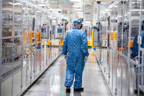 LG에너지솔루션이 미국 인플레이션 감축법(IRA)상 첨단 제조 생산 세액공제(AMPC) 효과로 올해 2분기 4922억원의 영업이익을 냈다.