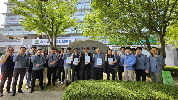 한수원 중앙연구원 직원들이 고리1호기 해체계획서를 승인받고 기념촬영을 하고 있다 