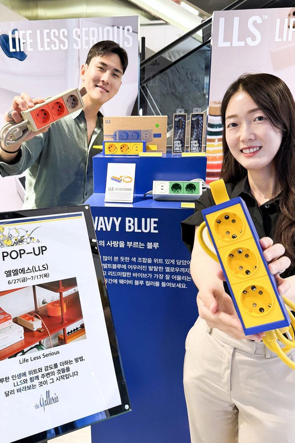 서울 갤러리아명품관 웨스트 4층에서 모델들이 엘엘에스(LLS) 팝업스토어의 대표 제품인 인테리어 오브제 멀티탭을 소개하고 있다. 사진/갤러리아백화저