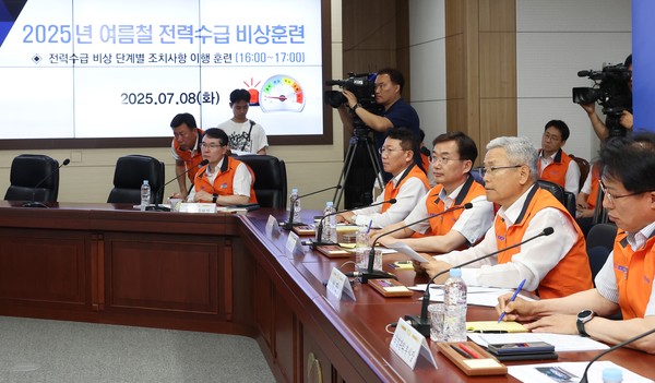 훈련을 주재하는 김동철 한국전력공사 사장(사진 오른쪽 두번째). 사진/한국전력공사