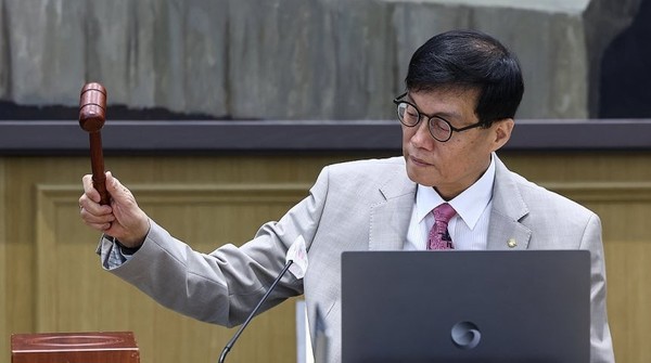 이창용 한국은행 총재가 10일 서울 중구 한국은행에서 열린 금융통화위원회에서 의사봉을 두드리고 있다. 사진/연합뉴스