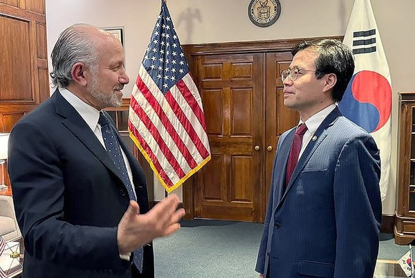 여한구 산업통상자원부 통상교섭본부장이 7일(현지시간) 미국 워싱턴 DC 상무부에서 하워드 러트닉 미국 상무부 장관과 면담하는 모습. /산업부 제공