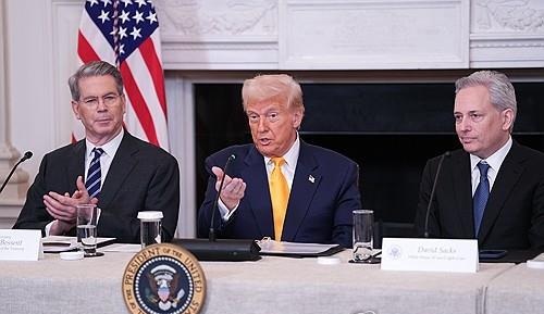 도널드 트럼프 미국 대통령(중앙)과 데이비드 색스 백악관 AI·가상화폐 차르(오른쪽). 왼쪽은 스콧 베선트 재무장관. 사진/연합뉴스