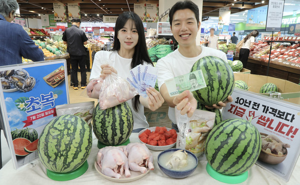 7월 15일 수요일 오전 이마트 용산점에서 모델들이 10년 전보다 더 싼 초복 음식을 소개하고 있다. 사진/이마트