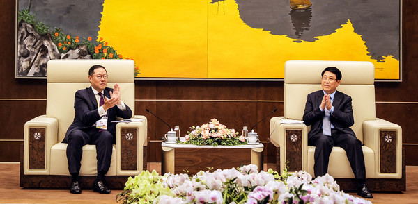 조현상 HS효성 부회장이 15일 베트남 하이퐁에서 르엉 끄엉(Luong Cuong) 베트남 국가주석을 만나 한국과 베트남 경제교류 확대와 APEC 정상회담의 성공적인 개최에 대한 의견을 나눴다. 사진/HS효성