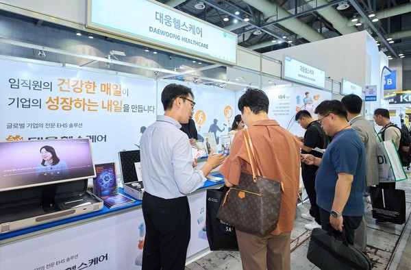 행사에 참석한 관람객이 대웅 헬스케어 부스에 방문하여 관계자의 설명을 듣고 있다. 사진/대웅
