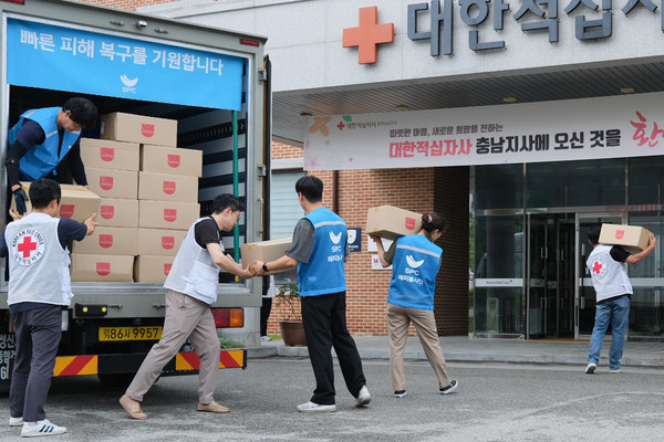 대한적십자사 충남지사에서 18일 SPC그룹 해피봉사단 직원들이 수해 이재민들을 위한 구호물품을 전달하고 있다. 사진/SPC그룹