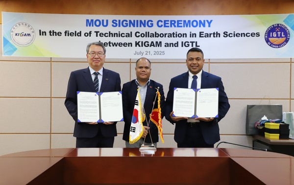 KIGAM-IGTL 업무협약 체결 후 참석자들이 기념촬영을 하고 있다.(좌측부터 권이균 KIGAM 원장, 베네비데스 주한 동티모르 대사, 산토스 IGTL 소장.)