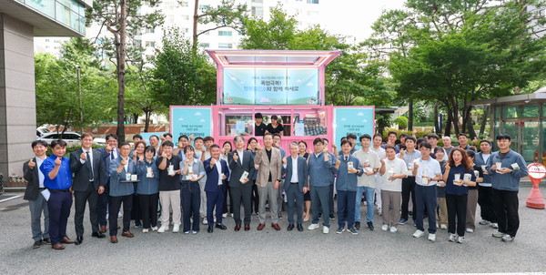 한수원이 22일 원전 해체 전문기업인 (주)오르비텍을 방문해 '찾아가는 푸드트럭' 활동을 시행했다.
