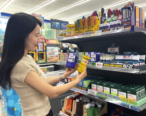 GS25에서 모델이 건강기능식품을 들고 있다. 사진/GS리테일
