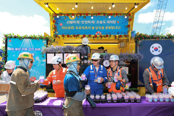 이왕근 삼성중공업 조선소장(사진 오른쪽 2번째)과 앤디 그라함(Andy Graham)JP모건 사이트메니져(사진 오른쪽 3번째)가 수박화채를 나누어 주고 있다. 사진/삼성중공업