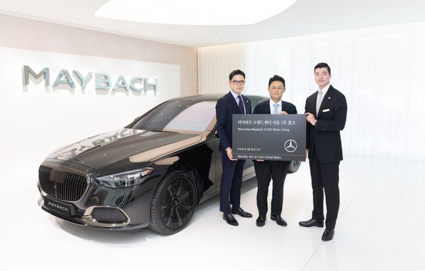 메르세데스-벤츠 공식 딜러 HS효성더클래스가 지난 24일 강남구 압구정동에 위치한 '마이바흐 브랜드센터 서울'에서 '메르세데스-마이바흐 실버 라이닝(Silver Lining)'의 1호차 공식 출고 기념 행사를 진행했다. 사진/HS효성더클래스