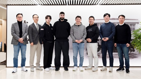 실리콘밸리 소재 AI 스타트업 피닉스랩이 최근 진행한 400만달러 규모 SAFE 투자유치에 SK네트웍스 및 에이단 고메즈 코히어 CEO, 일리야 폴로수킨 니어 프로토콜 공동창업자 등 다수의 투자자들이 참여했다. 지난 3월 방한한 에이단 고메즈 코히어 CEO(왼쪽 네번째)가 삼일빌딩에서 최성환 SK네트웍스 사업총괄 사장 겸 피닉스랩 EA(왼쪽 다섯번째), 배민석 피닉스랩 대표(왼쪽 세번째) 등과 함께 기념촬영을 하고 있는 모습