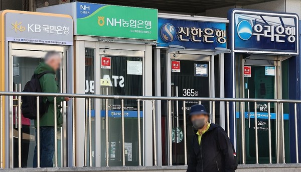 정부는 최근 '배드뱅크' 설립과 100조원 규모의 첨단전략산업 육성 정책 펀드, 금융·보험회사 교육세율 인상까지 금융권에 참여를 요구하는 정책들을 잇달아 내놓고 있다. 사진/연합뉴스