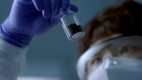 LG화학 연구원이 차세대 배터리 양극재를 살펴보고 있다