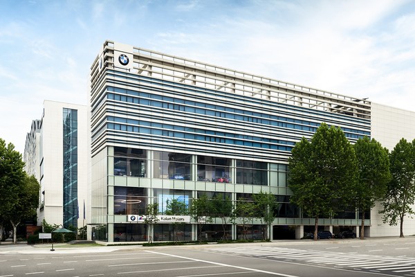 BMW 그룹 코리아의 공식 딜러사인 코오롱 모터스가 BMW·MINI 삼성 전시장을 새롭게 단장하고 문을 열었다. 사진/BMW 그룹 코리아