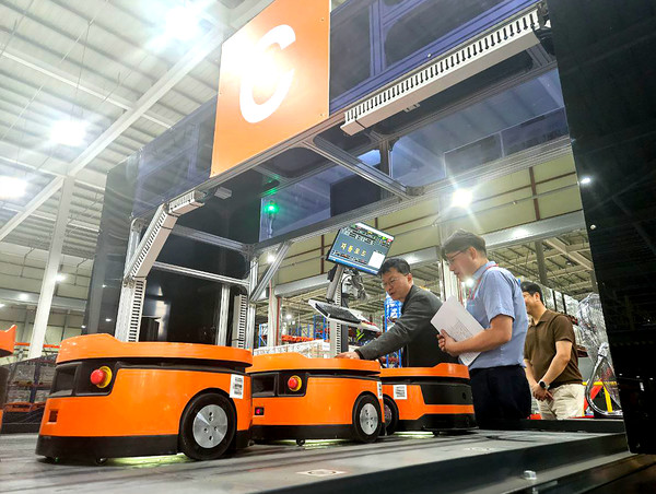 이호정 SK네트웍스 대표이사가 정보통신사업부 수도권 물류센터를 찾아 작업환경을 면밀히 살피고 있는 모습