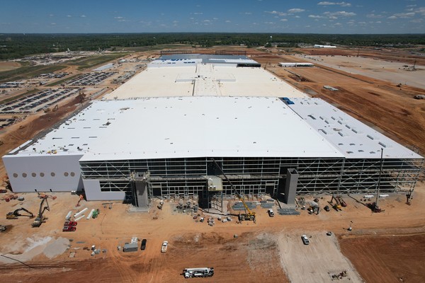 SK온과 포드자동차와의 전기차 배터리 생산 합작법인인 블루오벌SK가 첫 상업 생산을 개시했다. 사진은 블루오벌SK 켄터키 1공장