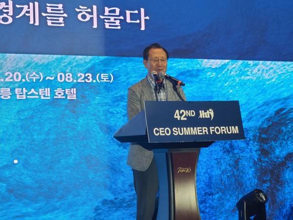 김종갑 인간개발연구원 회장이 21일 강원도 강릉시 탑스텐호텔에서 막을 올린 ‘제42회 2025 HDI CEO 하계포럼’의 개회사를 진행하고 있다. 사진/김혜준기자