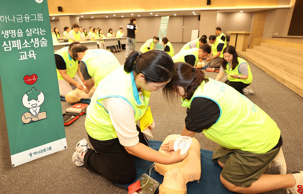 이날 교육에 참석한 하나금융그룹 임직원들이 자동심장충격기(AED) 실습을 진행하고 있다. 사진/하나금융