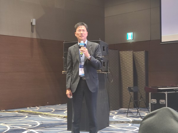 강태영 NH농협은행장이 22일 강원도 강릉 세인트존스 호텔에서 열린 ‘2025 HDI CEO 하계포럼’에서 ‘AI‧빅데이터‧블록체인, 금융의 경계를 허무는 오픈파이낸스의 세계’를 발표하고 있다. 사진/김혜준기자