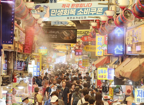 민생 회복 소비쿠폰을 통해 전통시장과 편의점 등의 매출이 증가했다. 사진/연합뉴스