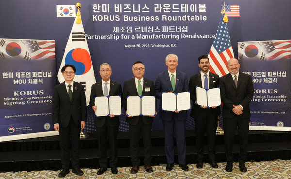 25일(현지시각) 미국 워싱턴 D.C에서 ‘한미 비즈니스 라운드 테이블’ 직후 진행된 SMR 사업협력을 위한 양해각서(MOU) 체결식에서 참석자들이 기념촬영을 하고 있다. 왼쪽부터 김정관 산업통상자원부 장관, 박지원 두산에너빌리티 회장, 황주호 한수원 사장, 클레이 셀 엑스에너지 CEO, 섀넌 켈로그 AWS 부사장, 하워드 러트닉 미국 상무부 장관.