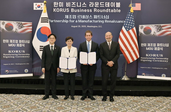 왼쪽부터 김정관 산업통상자원부 장관, 최연혜 가스공사 사장, 리차드 홀텀 트라피구라 사장, 하워드 러트닉 미국 상무부 장관