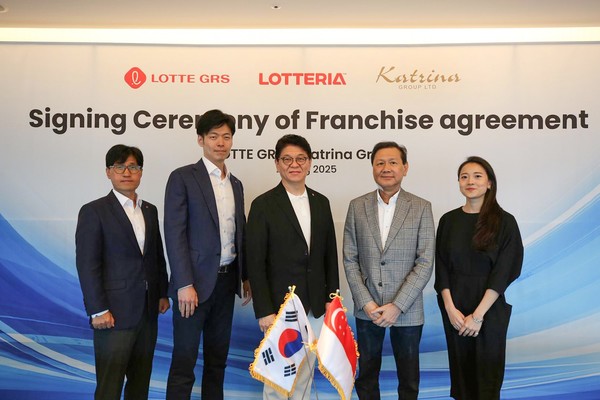 25일 롯데월드타워에서 (왼쪽부터) 이권형 롯데GRS 글로벌사업부문 상무, 신유열 롯데지주 미래성장실장(부사장), 차우철 롯데GRS 대표이사와 카트리나 그룹 알란 고 대표, 크리스탈 고 이사가 기념 촬영 하고있다. 사진/롯데GRS