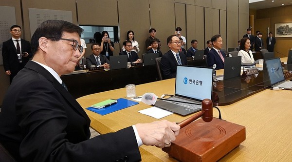 이창용 한국은행 총재가 28일 서울 중구 한국은행에서 열린 금융통화위원회에서 의사봉을 두드리고 있다. 사진/연합뉴스