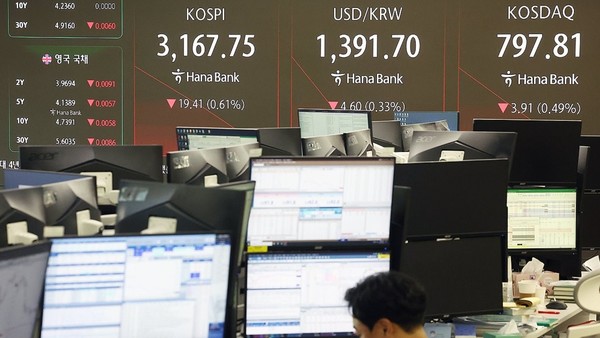 28일 코스피가 전 거래일 대비 9.16포인트(0.29%) 상승한 3196.32에 거래를 마감했다. 사진/연합뉴스