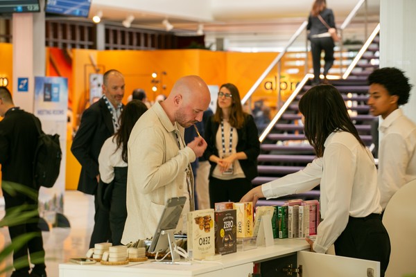 롯데가 지난 6월 네덜란드 암스테르담에서 열린 2025 CGF 글로벌 서밋에 참석해 한일 원롯데에 기반한 그룹 경쟁력을 알렸다.