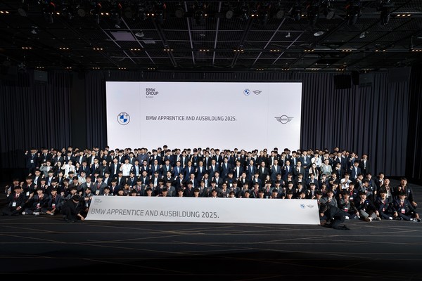 BMW 그룹 코리아가 지난 8월 26일 인천 영종도 네스트호텔에서 BMW 어프렌티스 프로그램 21기 수료식과 22기 발대식과 BMW 아우스빌둥 9기 발대식을 통합 개최했다. 사진/BMW 그룹 코리아