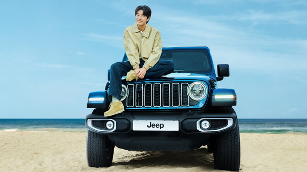 지프(Jeep®)가 올 여름 자유의 스펙트럼을 완성할 세 번째 스페셜 컬러 에디션 '패덤 블루 에디션(Fathom Blue Edition, 이하 패덤 블루)'을 국내 선보인다. 사진/스텔란티스코리아