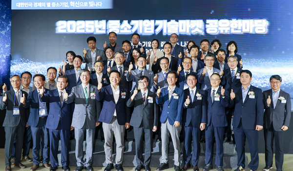 최원목 신용보증기금 이사장(왼쪽에서 네 번째)과 임기근 기획재정부 제2차관(왼쪽에서 여섯 번째) 및 참석자들이 지난 2일 정부세종컨벤션센터에서 열린 ‘중소기업기술마켓 업무협약’ 체결식에서 기념촬영을 하고 있다.