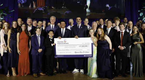 현대자동차가 딜러와 함께 설립하고 후원하는 소아암 치료·연구 지원 비영리단체 '현대 호프 온 휠스(Hyundai Hope On Wheels)'가 지난 3일(현지시간) 미국 워싱턴DC 워싱턴 국립 대성당에서 27주년 기념행사를 열었다. 사진/현대자동