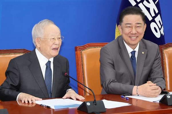 더불어민주당 김병기 원내대표가 지난 9월 3일 서울 여의도 국회에서 열린 경제6단체 대표단과의 간담회에서 손경식 한국경영자총협회장과 대화하고 있다. 사진/연합뉴스