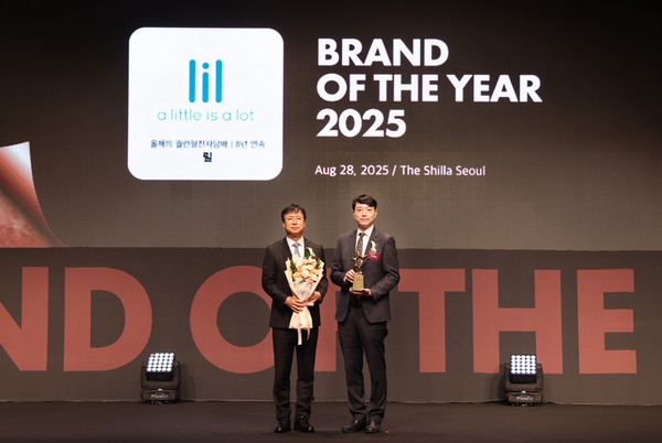 이상인 KT&G NGP마케팅센터장(오른쪽)이 ‘2025 올해의 브랜드 대상’ 시상식에서 기념촬영 하고있다.사진/KT&G