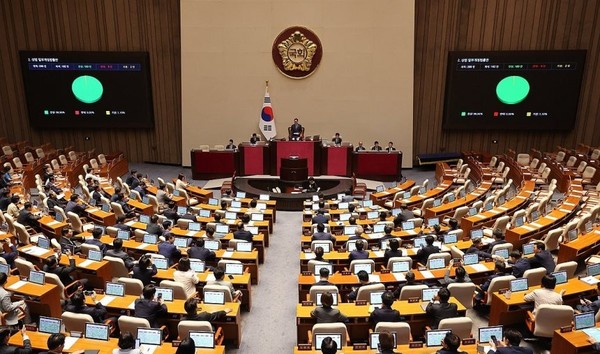 지난 8월 25일 국회 본회의에서 집중투표제 포함 '더 센' 상법 개정안이 여당 주도로 통과되고 있다. 사진/연합뉴스