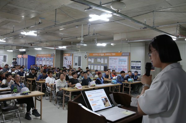 외국인 근로자들이 외국인 안전문화 지도사의 강의를 경청하고 있다.