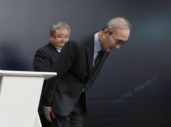 김영섭 KT 사장이 소액결제 피해와 관련해 고개 숙여 사과하고 있다. 사진/연합뉴스