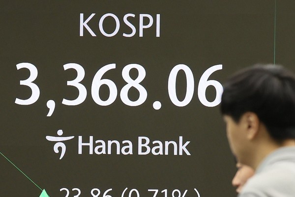 12일 코스피가 전 거래일보다 30.45포인트(0.91%) 오른 3374.65로 거래를 시작했다. 사진/연합뉴스